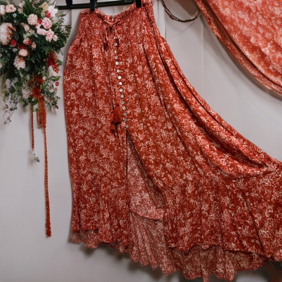 Cynthia Rowley Dresses & Skirts - Cynthia Rowley Boho Maxi Skirt Red Floral Button Front Tassel High Waist M